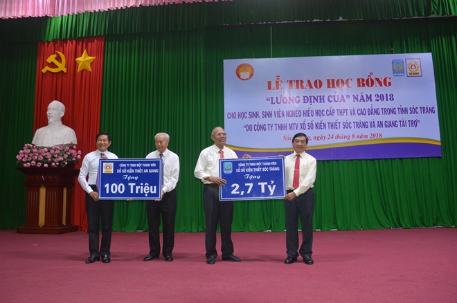 Trao học bổng cho học sinh, sinh viên nghèo tỉnh Sóc Trăng