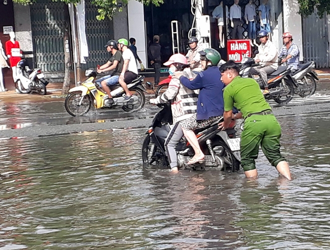 Cảnh sát giao thông giúp dân qua những đoạn đường ngập sâu - Ảnh minh hoạ 5