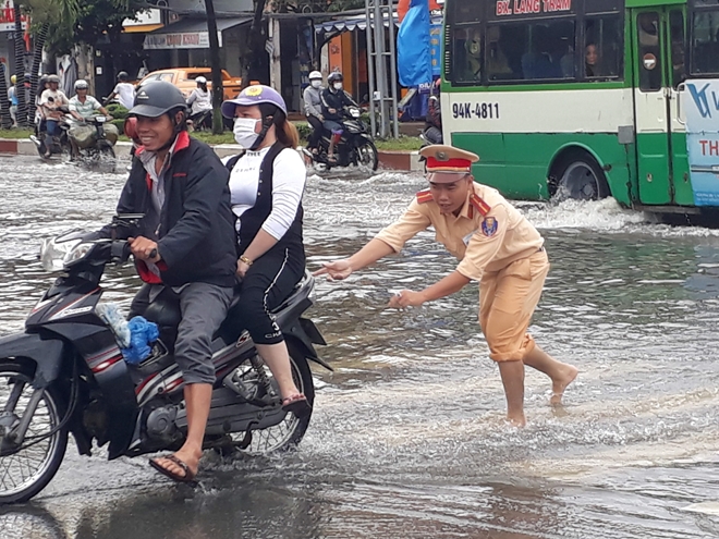 Cảnh sát giao thông giúp dân qua những đoạn đường ngập sâu