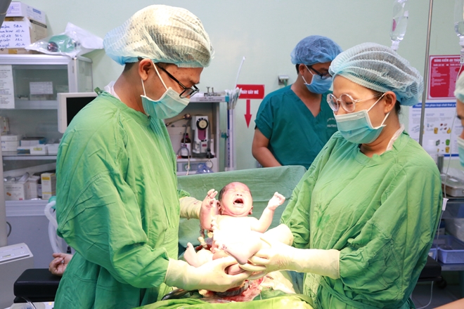 Đón những “thiên thần” cất tiếng khóc chào đời vào thời khắc giao thừa