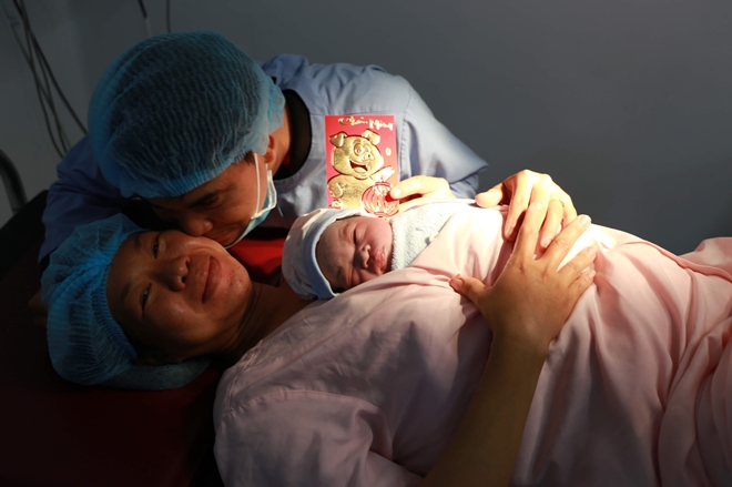 Đón những “thiên thần” cất tiếng khóc chào đời vào thời khắc giao thừa