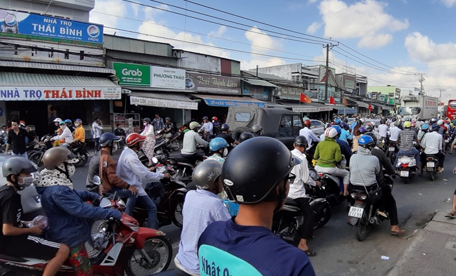 Bến chật kín ngày mùng 6 Tết, nhiều người mệt mỏi chờ xe