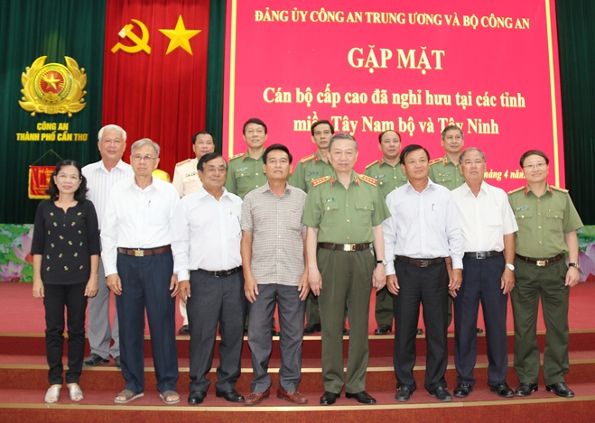 Bộ Công an gặp mặt cán bộ cấp cao đã nghỉ hưu tại Tây Nam bộ và Tây Ninh - Ảnh minh hoạ 10