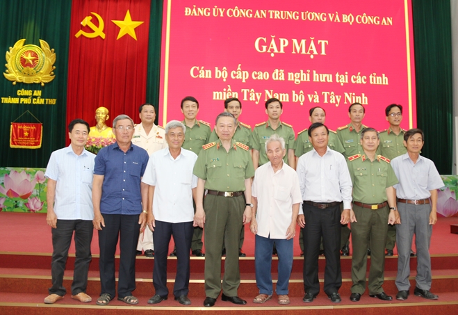 Bộ Công an gặp mặt cán bộ cấp cao đã nghỉ hưu tại Tây Nam bộ và Tây Ninh - Ảnh minh hoạ 8