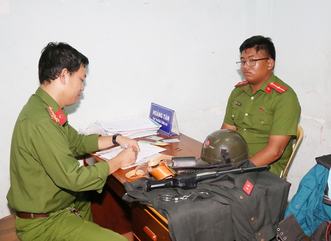 Mua trang phục Công an sử dụng cho "oai"