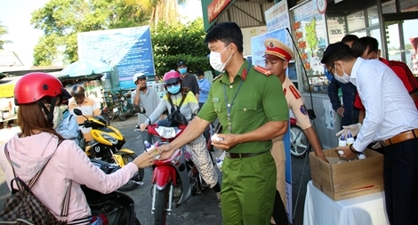 Công an TP Cần Thơ chung tay phòng chống dịch bệnh COVID-19