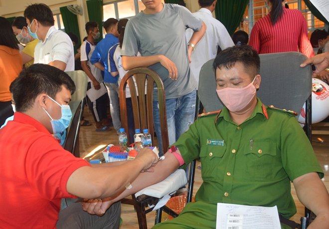 Công an huyện Cù Lao Dung hiến máu nhân đạo - Ảnh minh hoạ 6