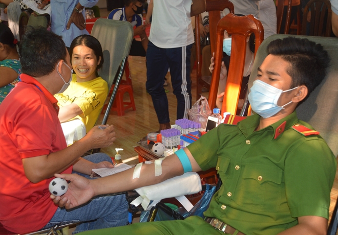 Công an huyện Cù Lao Dung hiến máu nhân đạo - Ảnh minh hoạ 5