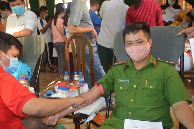 Công an huyện Cù Lao Dung hiến máu nhân đạo