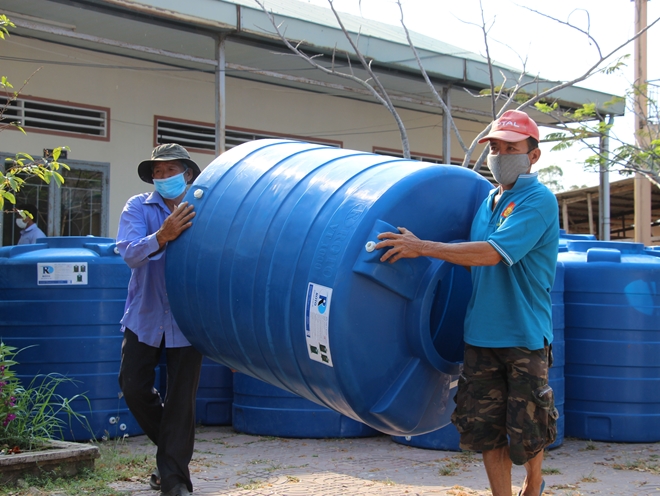 Phu nhân nguyên Chủ tịch nước tặng bồn chứa nước cho người dân Tây Nam Bộ - Ảnh minh hoạ 6