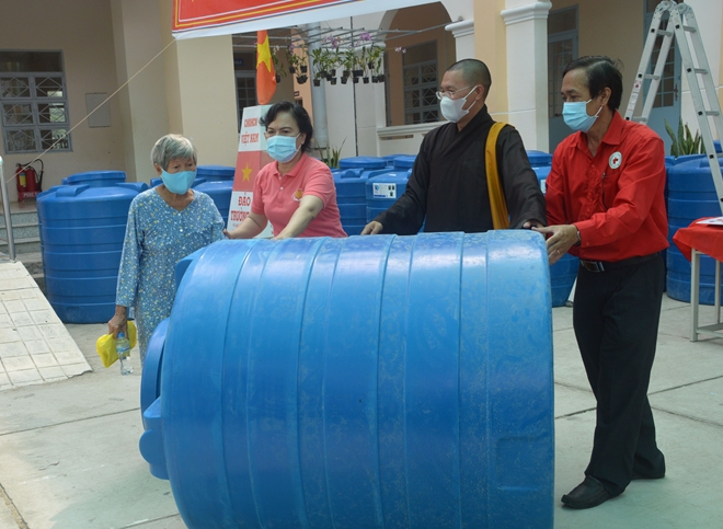 Phu nhân nguyên Chủ tịch nước tặng bồn chứa nước cho người dân Tây Nam Bộ - Ảnh minh hoạ 3
