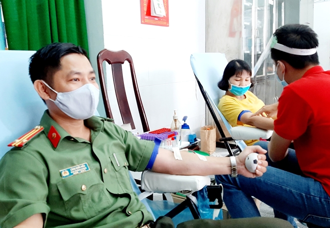 Giám đốc Công an tỉnh Sóc Trăng cùng CBCS hiến máu tình nguyện - Ảnh minh hoạ 6