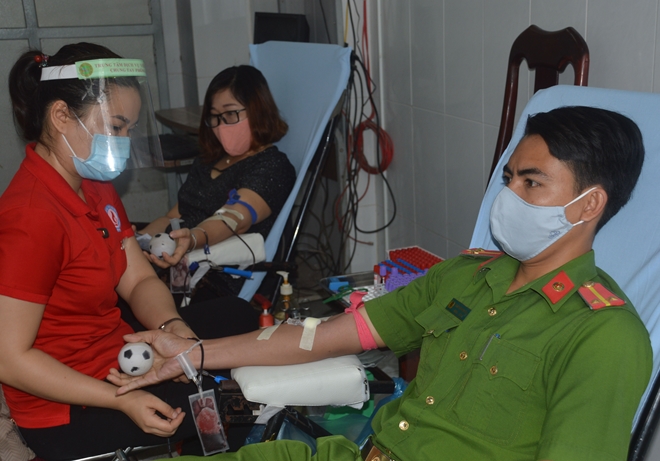 Giám đốc Công an tỉnh Sóc Trăng cùng CBCS hiến máu tình nguyện - Ảnh minh hoạ 8