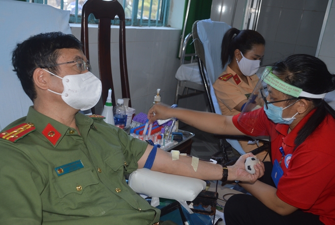 Giám đốc Công an tỉnh Sóc Trăng cùng CBCS hiến máu tình nguyện