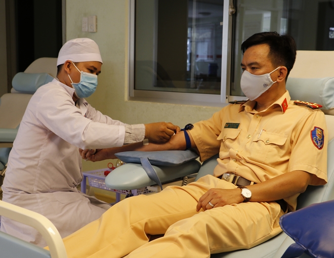 Giám đốc Công an tỉnh Sóc Trăng cùng CBCS hiến máu tình nguyện - Ảnh minh hoạ 9