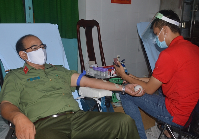 Giám đốc Công an tỉnh Sóc Trăng cùng CBCS hiến máu tình nguyện - Ảnh minh hoạ 5