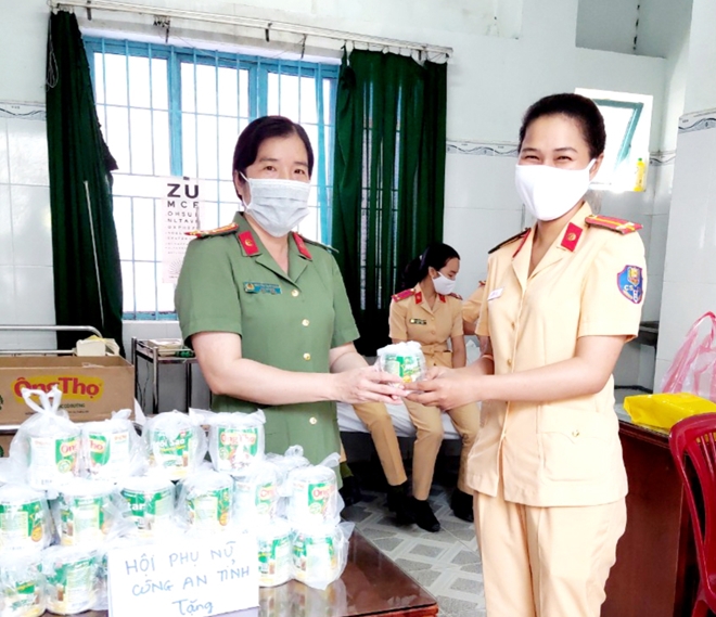 Chiến sỹ nghĩa vụ tham gia hiến máu tình nguyện
