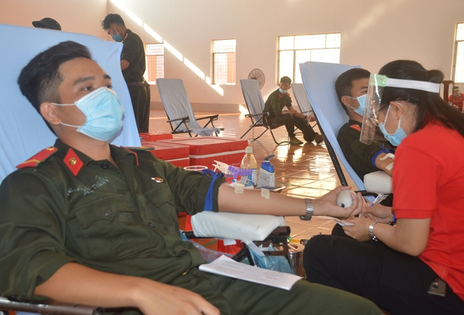Chiến sỹ nghĩa vụ tham gia hiến máu tình nguyện - Ảnh minh hoạ 2