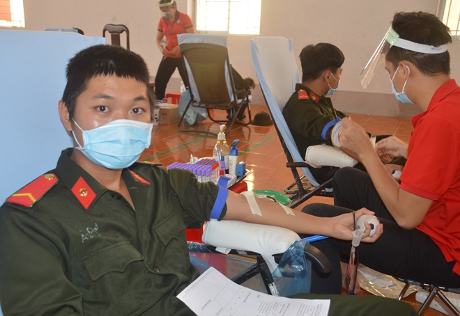 Chiến sỹ nghĩa vụ tham gia hiến máu tình nguyện - Ảnh minh hoạ 3