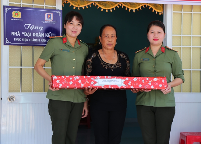 Trao nhà Đại đoàn kết tặng thân nhân Mẹ Việt Nam Anh hùng - Ảnh minh hoạ 3