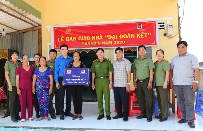 Trao nhà Đại đoàn kết tặng thân nhân Mẹ Việt Nam Anh hùng