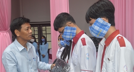 Trao học bổng Lương Định Của cho học sinh, sinh viên nghèo hiếu học