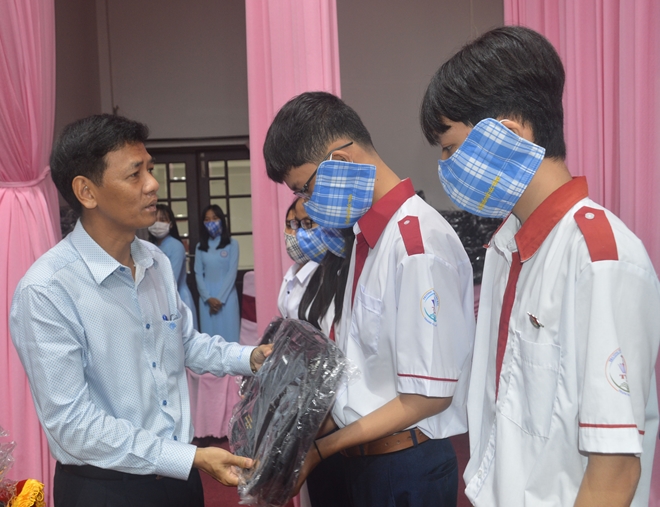 Trao học bổng Lương Định Của cho học sinh, sinh viên nghèo hiếu học