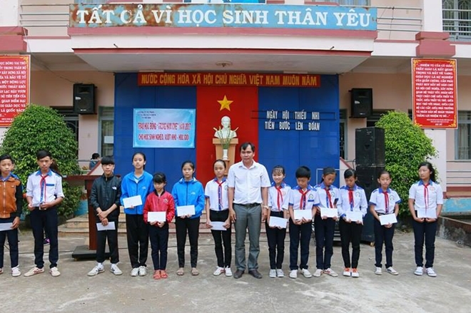 Trao học bổng cho học sinh nghèo vượt khó