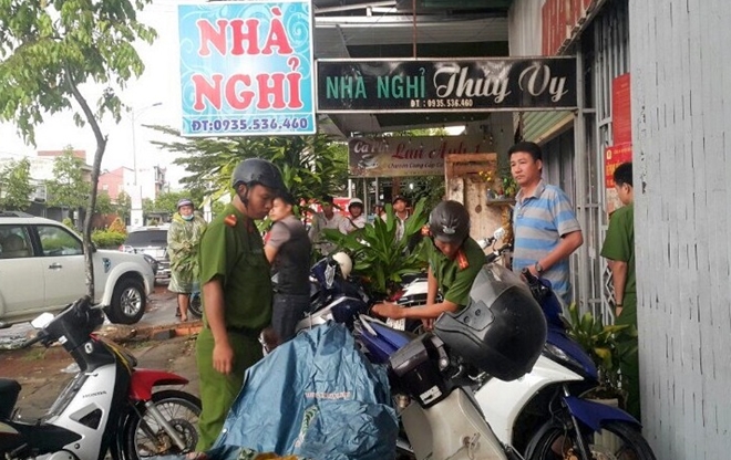 Lực lượng Công an tỉnh Đắk Nông đang tiến hành khám nghiệm hiện trường tại nhà nghỉ T.V