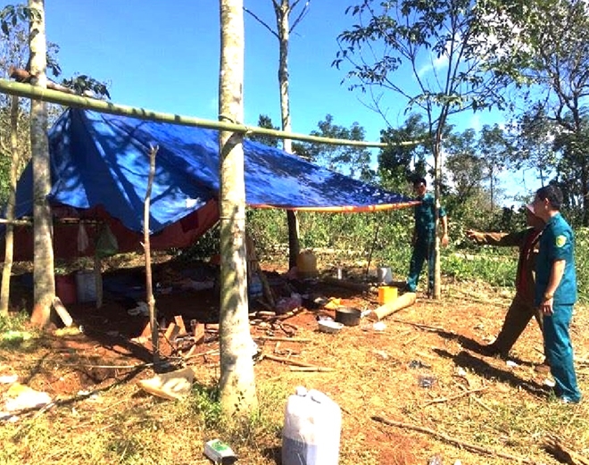 Đang trú mưa, 3 người bị sét đánh thương vong