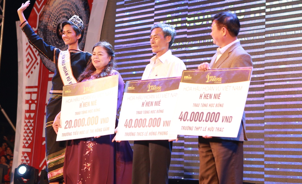 Hoa hậu H’Hen Niê trao trao học bổng cho học sinh nghèo tại quê nhà