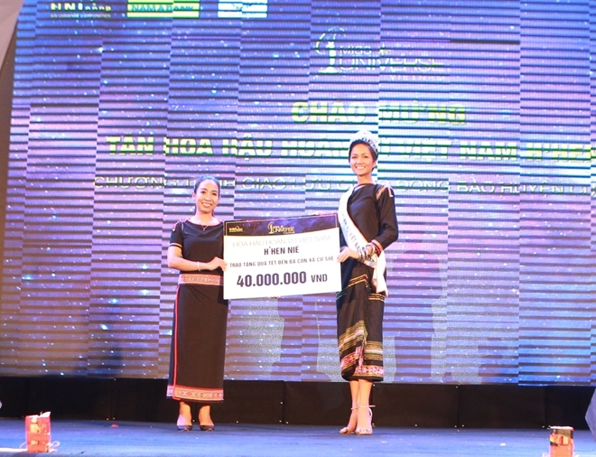 Hoa hậu H’Hen Niê trao trao học bổng cho học sinh nghèo tại quê nhà - Ảnh minh hoạ 4