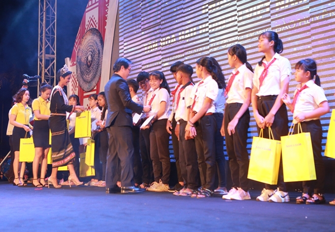 Hoa hậu H’Hen Niê trao trao học bổng cho học sinh nghèo tại quê nhà - Ảnh minh hoạ 2