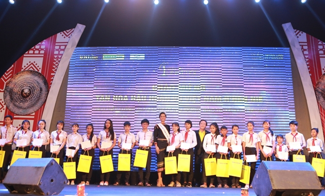 Hoa hậu H’Hen Niê trao trao học bổng cho học sinh nghèo tại quê nhà - Ảnh minh hoạ 3