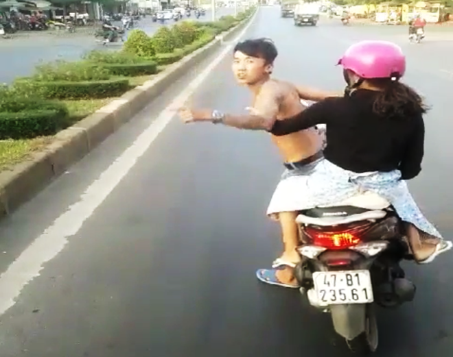 Triệu tập nam thanh niên đầu trần chạy xe lạng lách, đánh võng