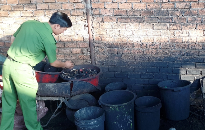 Những xô chậu cáu bẩn cơ sở dùng để nhuộm cà phê với bột pin con ó