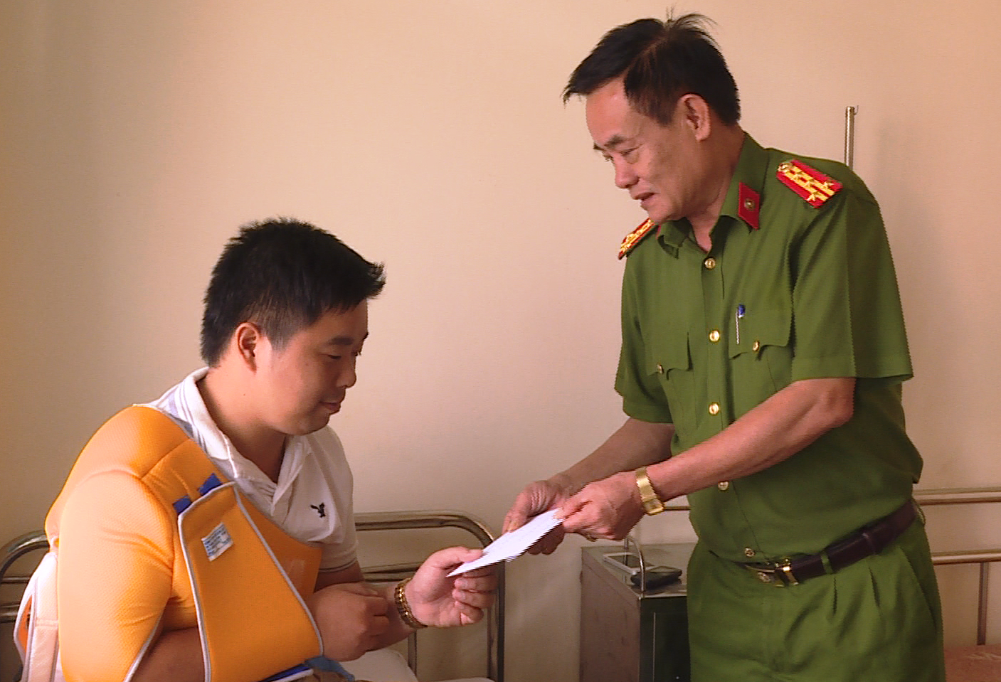 Chặn bắt đối tượng buôn ma tuý, một Trung uý bị tông trọng thương