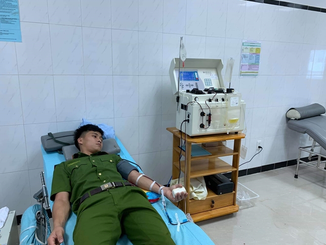 Cảnh sát hiến máu hiếm cứu bệnh nhân nguy kịch