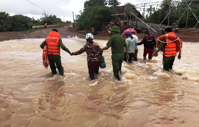 Công an các tỉnh Tây Nguyên giúp dân khắc phục hậu quả lũ lụt - Ảnh minh hoạ 2