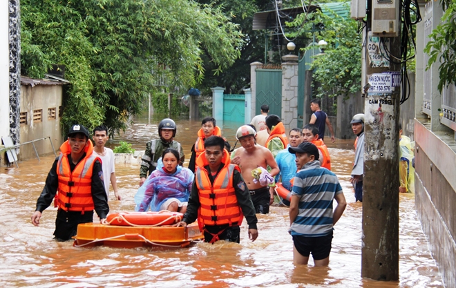 Công an các tỉnh Tây Nguyên giúp dân khắc phục hậu quả lũ lụt - Ảnh minh hoạ 9