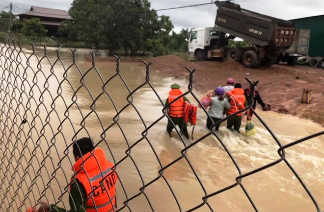 Công an các tỉnh Tây Nguyên giúp dân khắc phục hậu quả lũ lụt - Ảnh minh hoạ 3