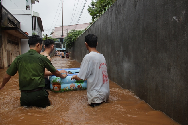 Công an các tỉnh Tây Nguyên giúp dân khắc phục hậu quả lũ lụt - Ảnh minh hoạ 8