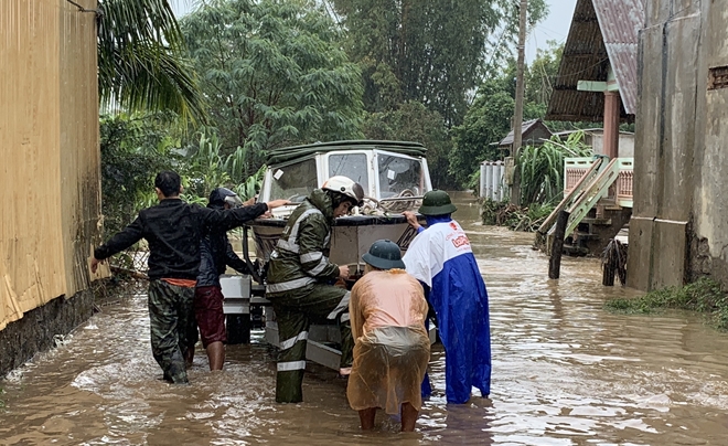 Sơ tán hàng trăm người dân khỏi vùng mưa lũ bão số 6