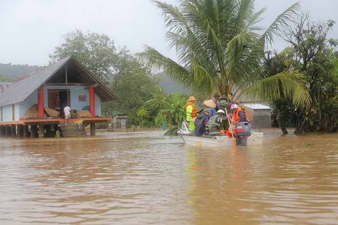 Sơ tán hàng trăm người dân khỏi vùng mưa lũ bão số 6 - Ảnh minh hoạ 3
