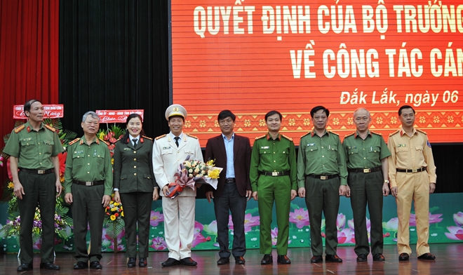 Công bố quyết định điều động và bổ nhiệm Giám đốc Công an 2 tỉnh Đắk Lắk và Đắk Nông - Ảnh minh hoạ 4
