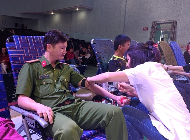 Hàng trăm cán bộ, chiến sỹ Công an Đắk Lắk tham gia hiến máu - Ảnh minh hoạ 5
