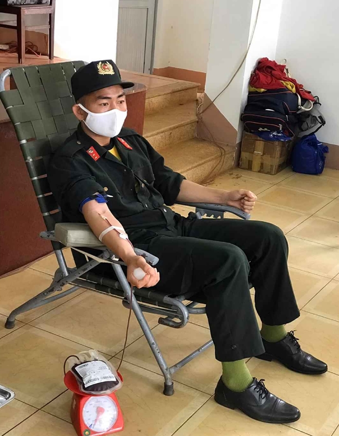 Gặp chiến sỹ trẻ hơn 30 lần hiến máu tình nguyện cứu người - Ảnh minh hoạ 5