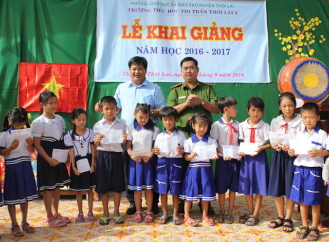 Công an TP Cần Thơ tặng quà và học bổng cho học sinh nghèo vùng sâu
