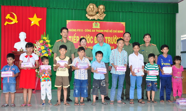 Công an TP Hồ Chí Minh trao quà cho học sinh nghèo Trà Vinh - Ảnh minh hoạ 3