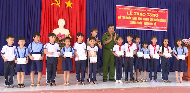 Trao nhà tình nghĩa, học bổng cho học sinh tại xã Long Phước